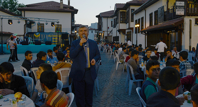 Başkan Akyürek İlk İftarını Öğrencilerle Açtı