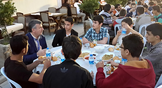 Başkan Akyürek İlk İftarını Öğrencilerle Açtı