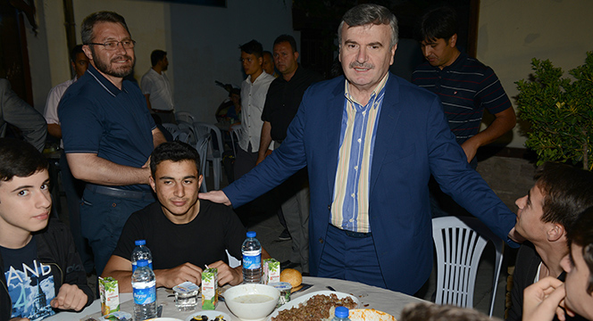 Başkan Akyürek İlk İftarını Öğrencilerle Açtı