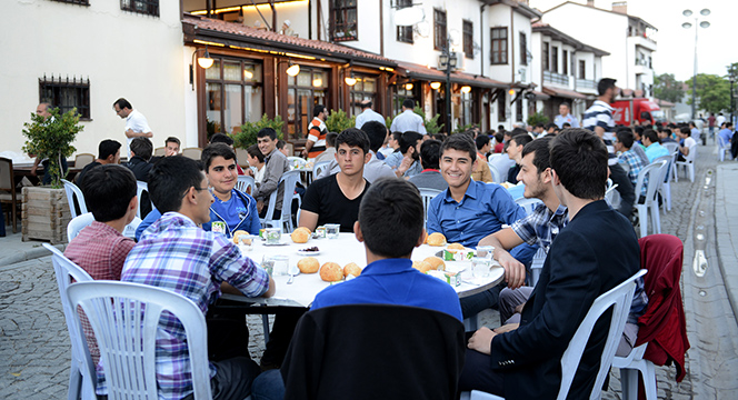 Başkan Akyürek İlk İftarını Öğrencilerle Açtı