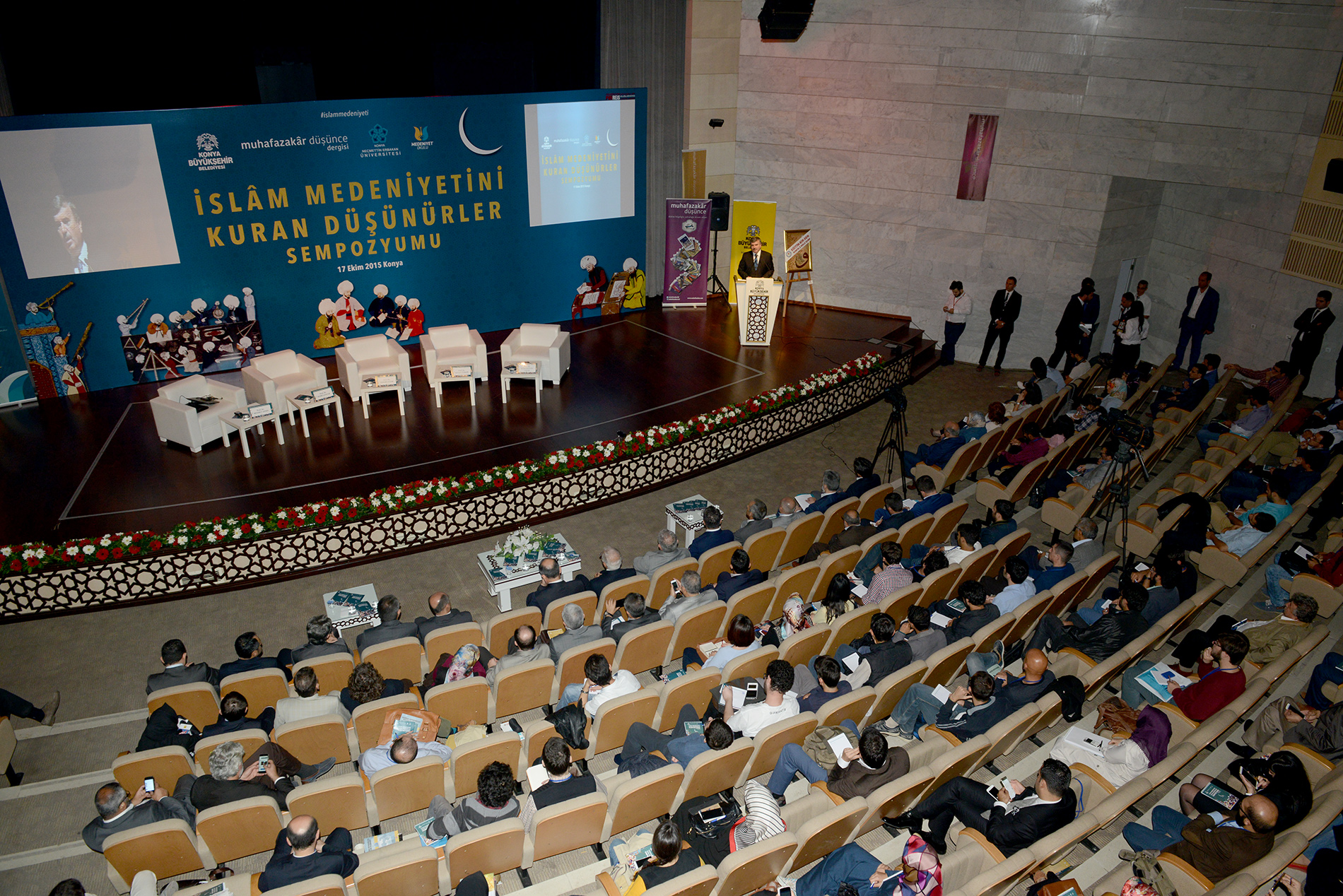  'İslam Medeniyetinin Yeniden İhyasına İhtiyaç Var'