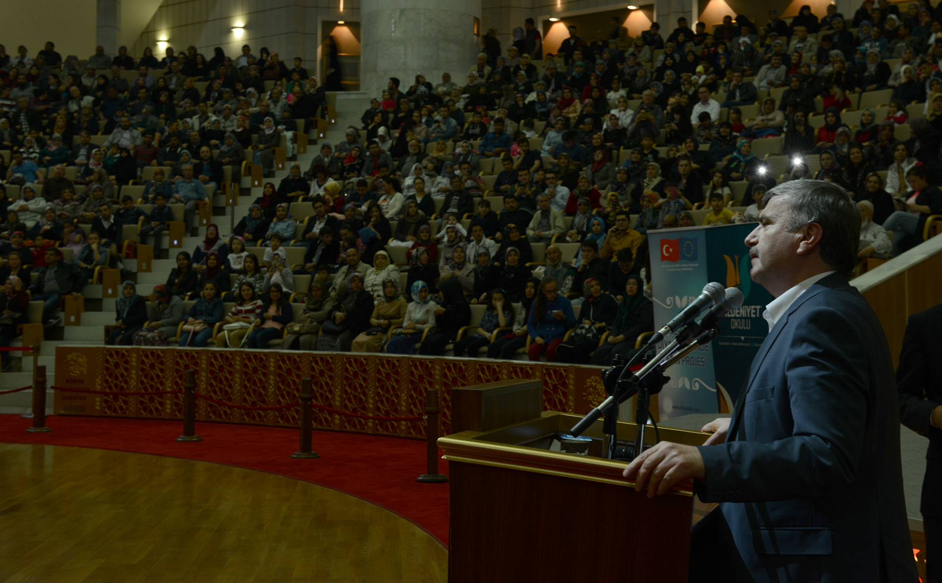 Mutlu Aile Konusunda Dünyaya Örnek Olmalıyız