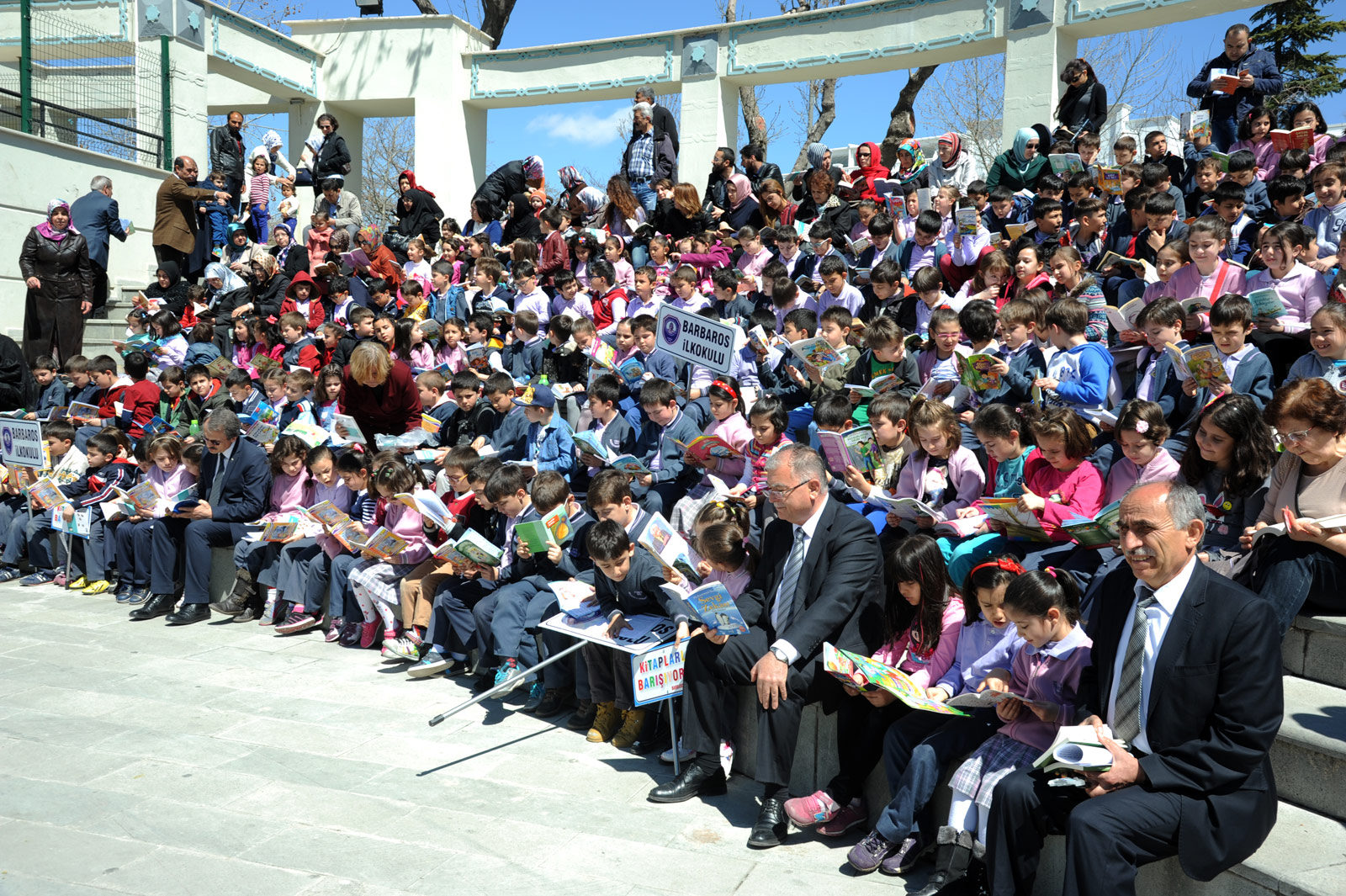 Yüzlerce öğrenci kitap okudu