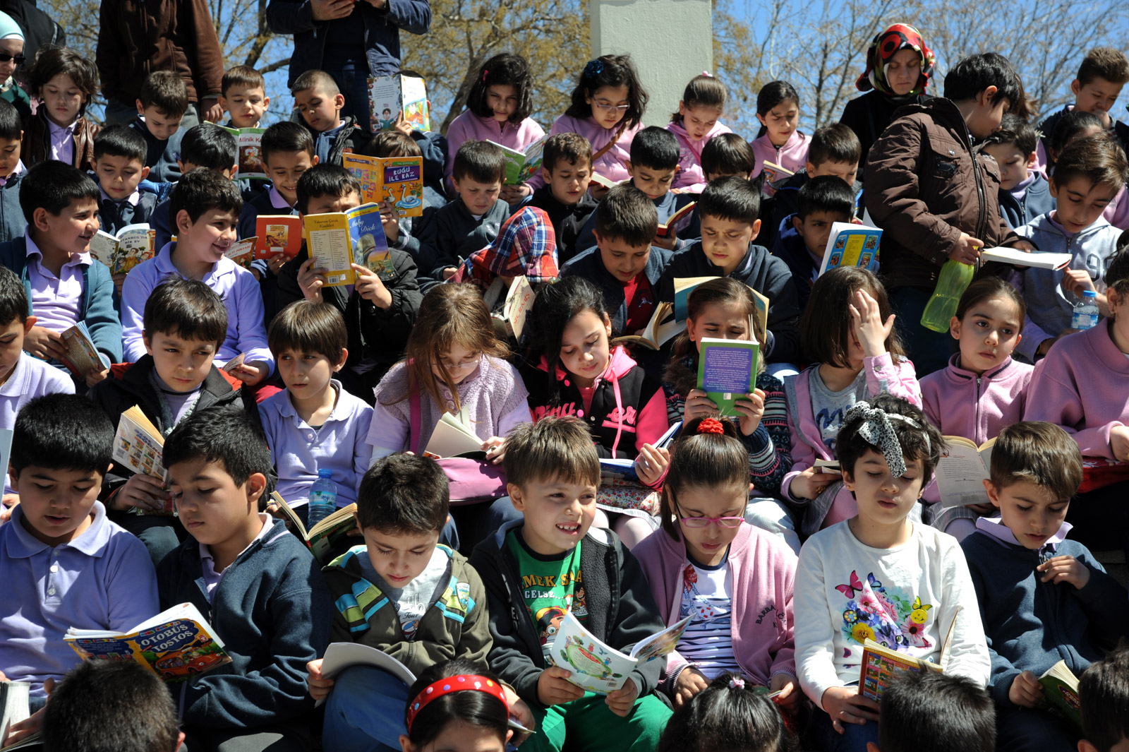 Yüzlerce öğrenci kitap okudu