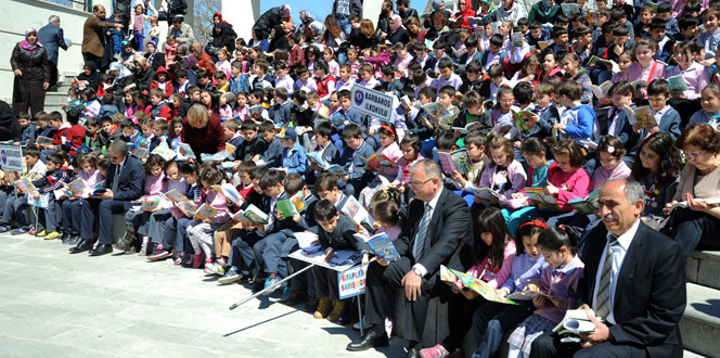 Yüzlerce öğrenci kitap okudu
