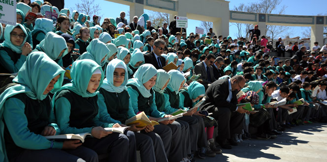 Yüzlerce öğrenci kitap okudu