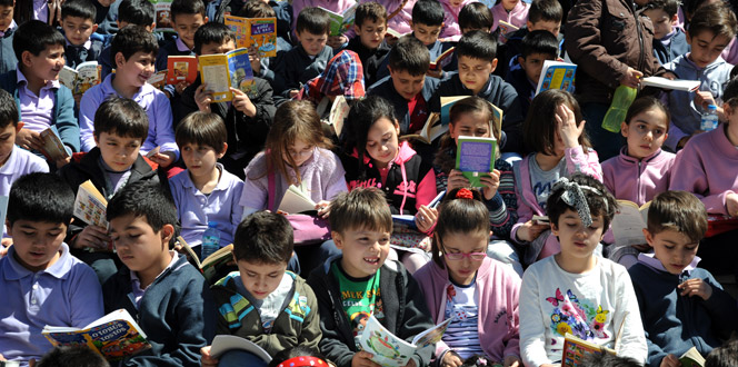 Yüzlerce öğrenci kitap okudu