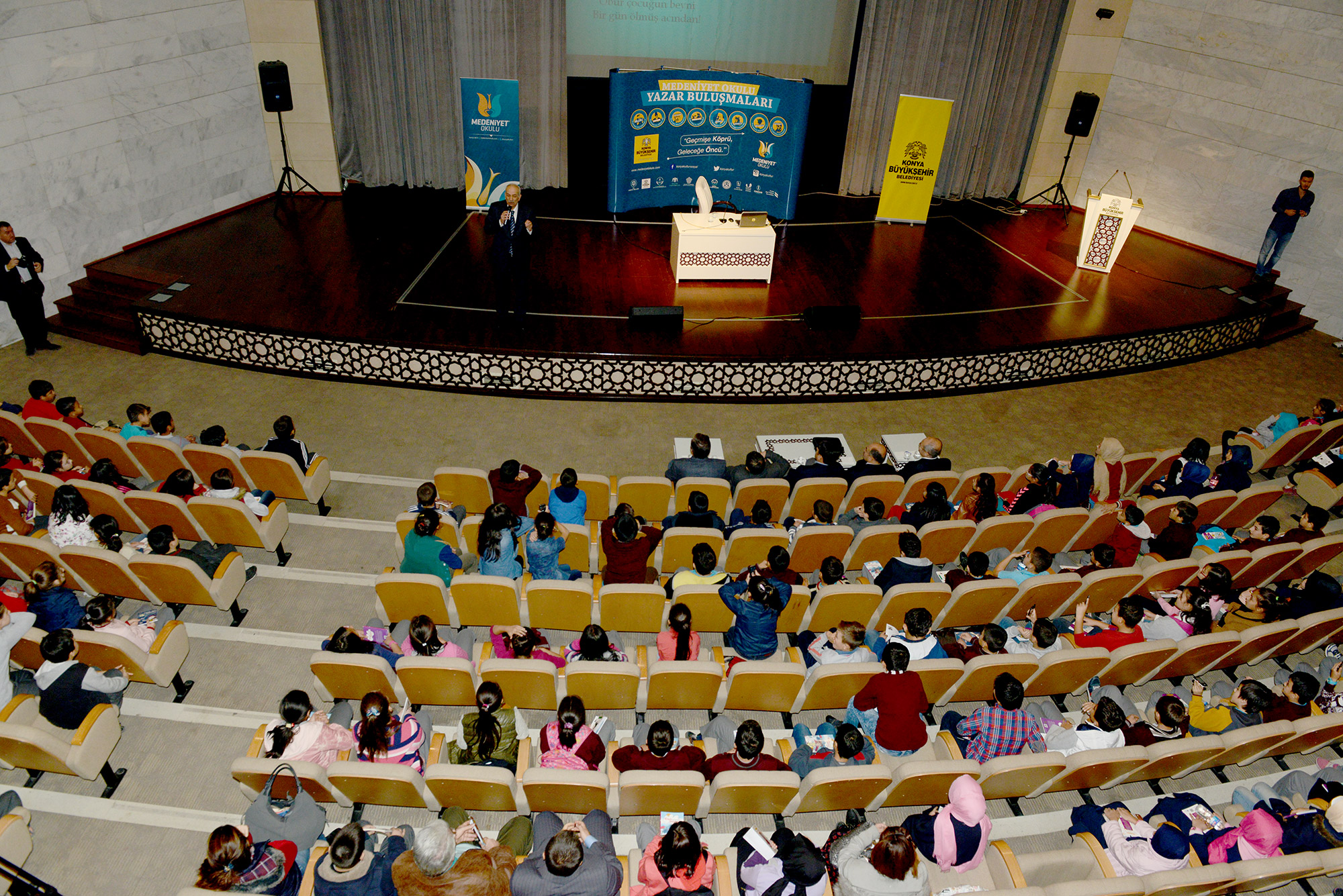 Ortaokul Öğrencileri Yazarlarla Buluşuyor