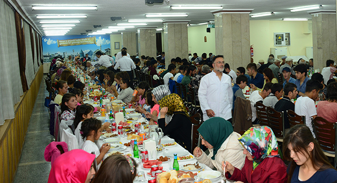 Başkan Akyürek, Huzurevi Sakinleri ve Çocuklarla İftar Yaptı