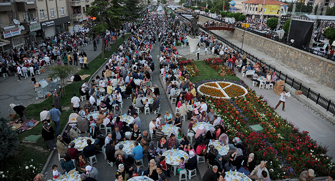 İftarlarda 100 Bin Kişiyle Buluştuk