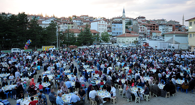 İftarlarda 100 Bin Kişiyle Buluştuk