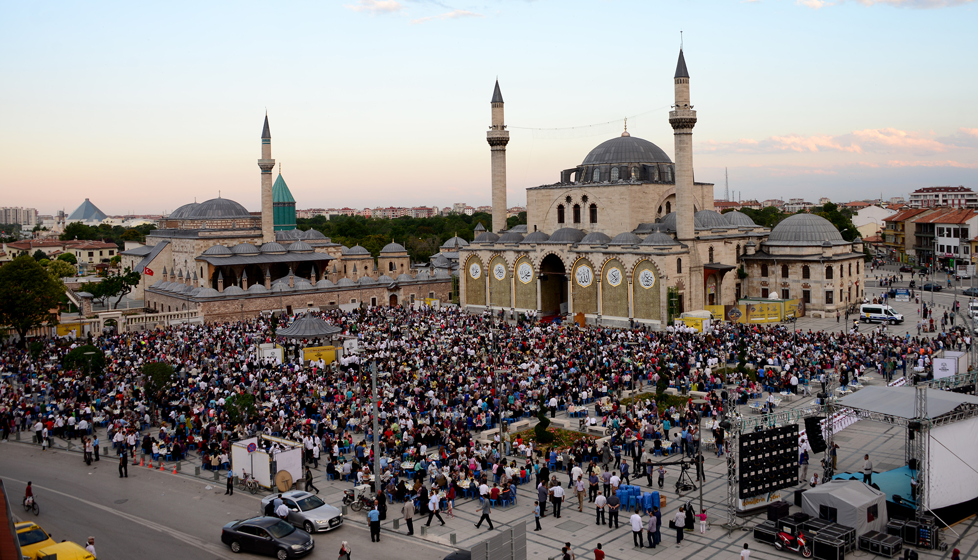 Binlerce Yetimle Mevlana Gölgesinde İftar