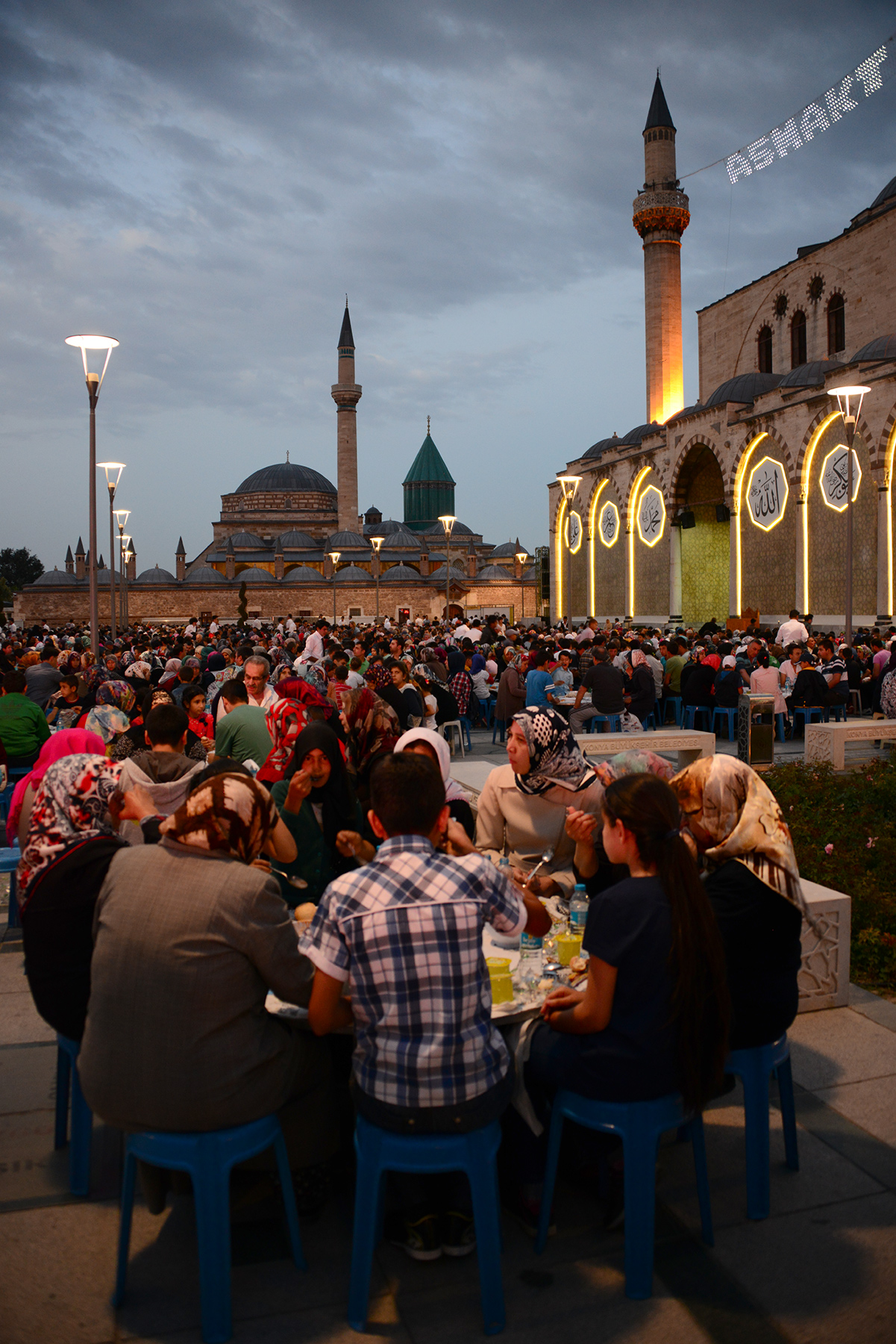 Binlerce Yetimle Mevlana Gölgesinde İftar