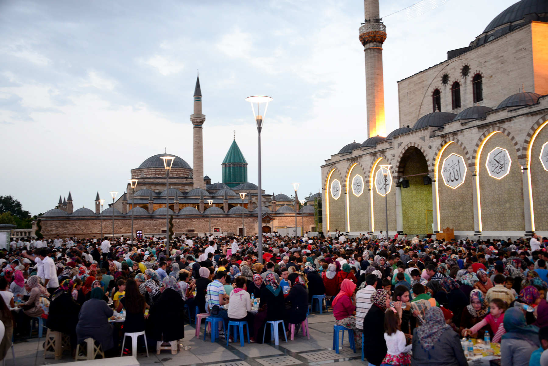 Binlerce Yetimle Mevlana Gölgesinde İftar