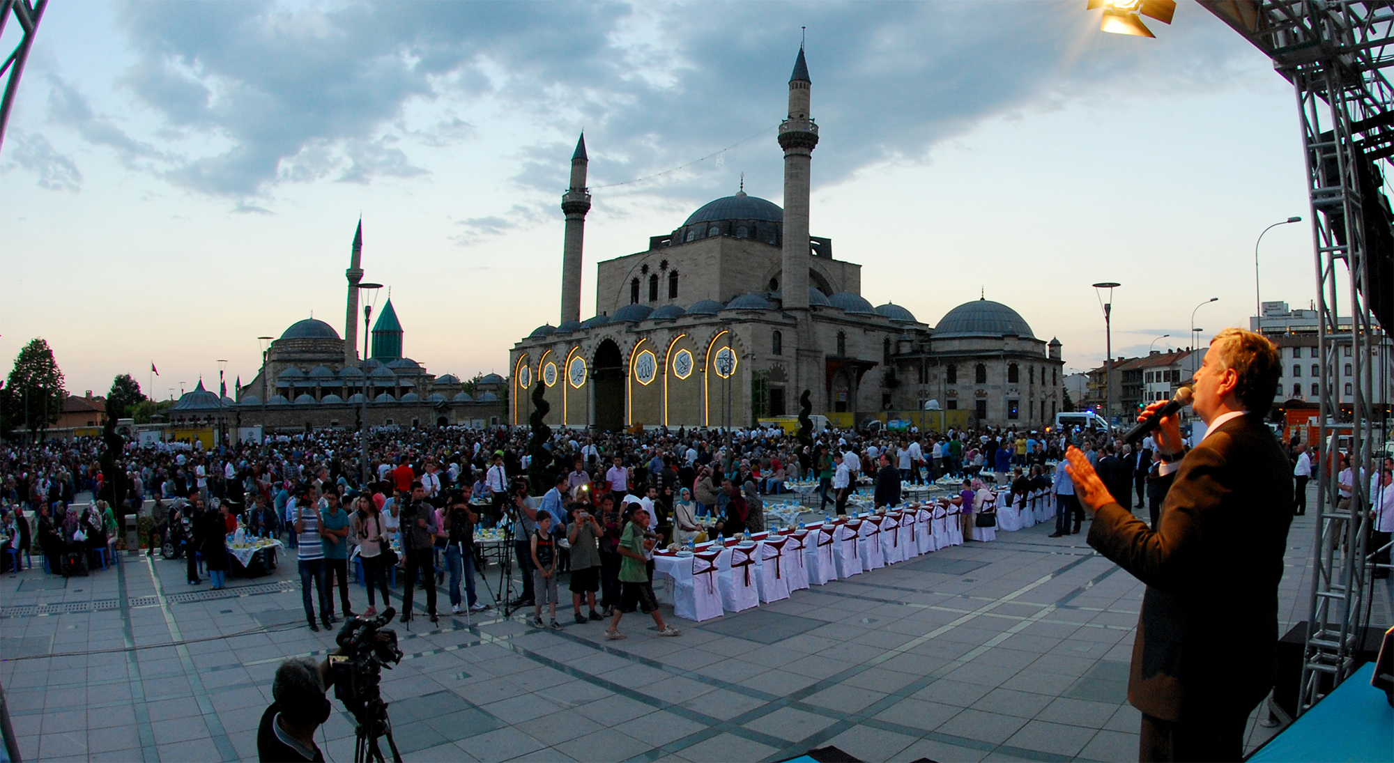 Binlerce Yetimle Mevlana Gölgesinde İftar