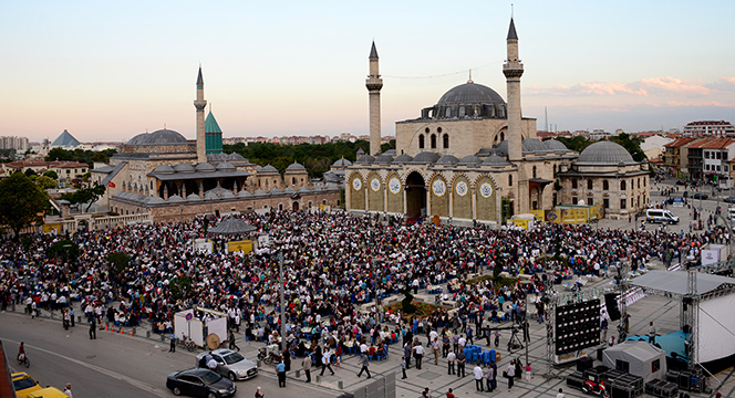 Binlerce Yetimle Mevlana Gölgesinde İftar