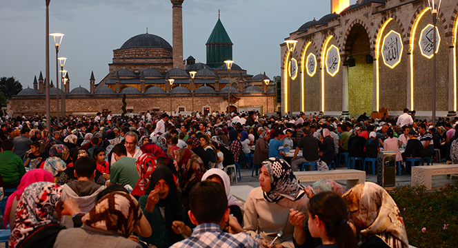 Binlerce Yetimle Mevlana Gölgesinde İftar