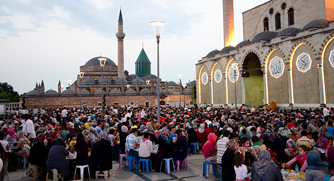 Binlerce Yetimle Mevlana Gölgesinde İftar