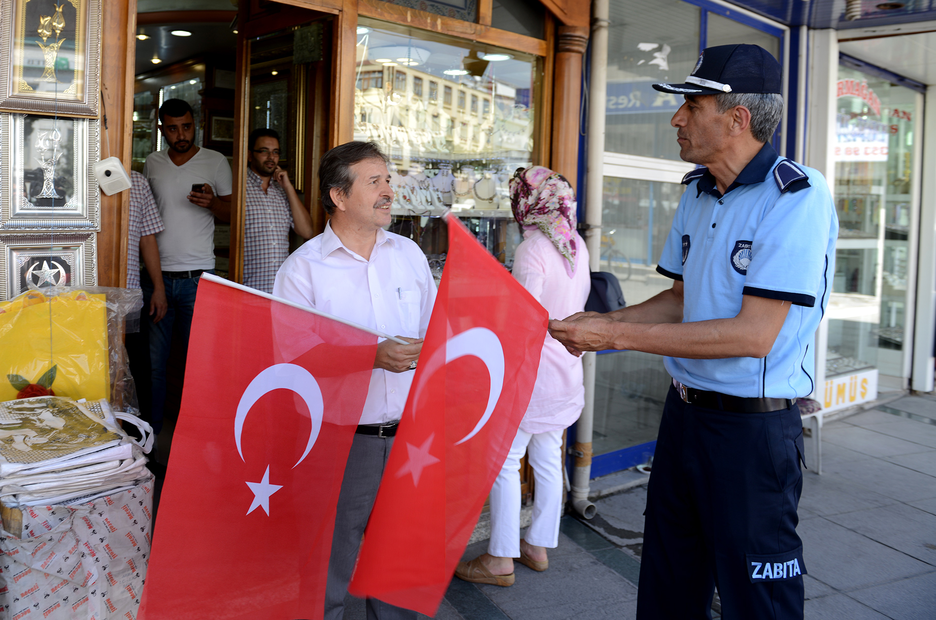 Şehir Bayraklarla Donatılıyor