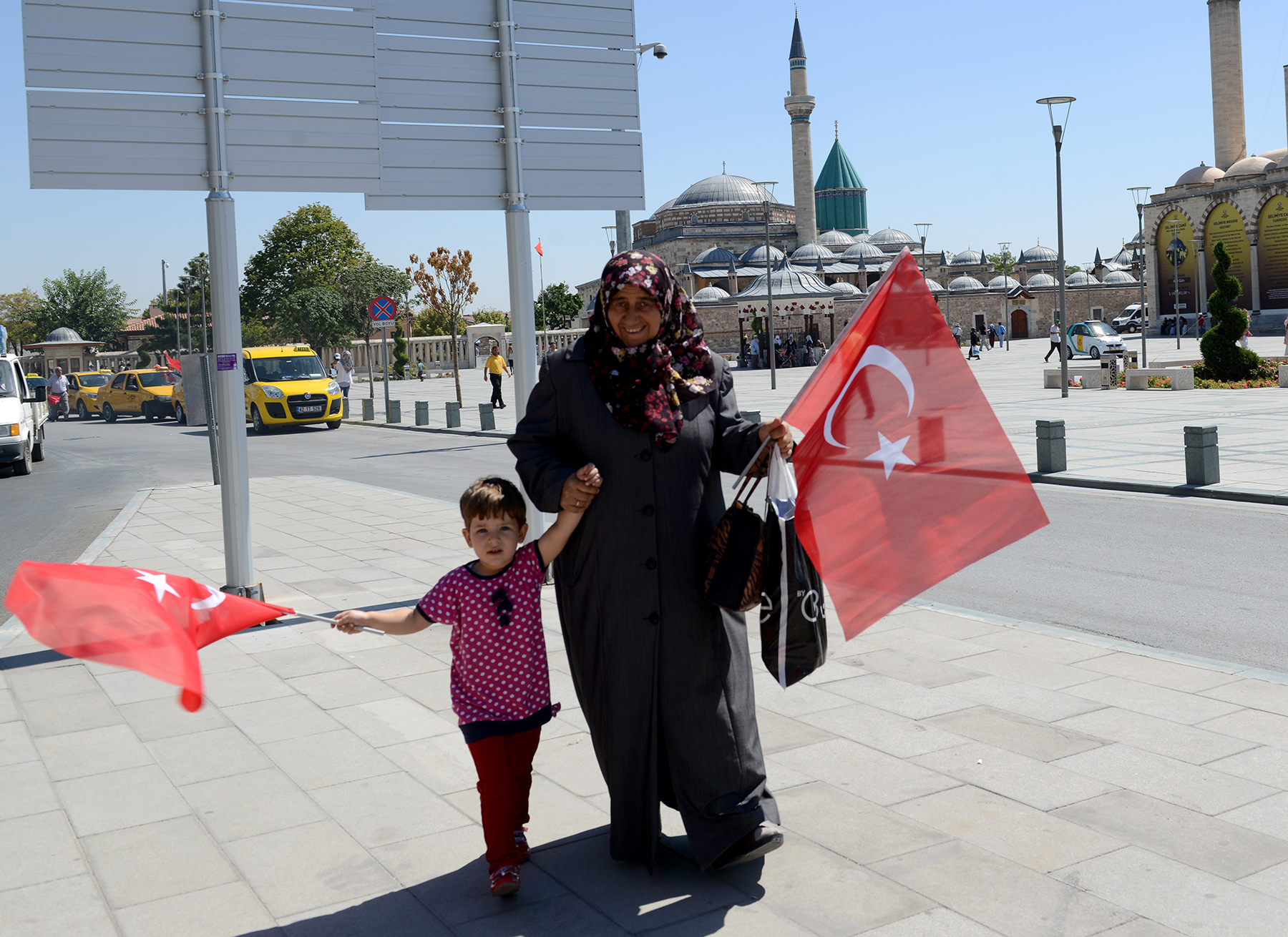 Şehir Bayraklarla Donatılıyor