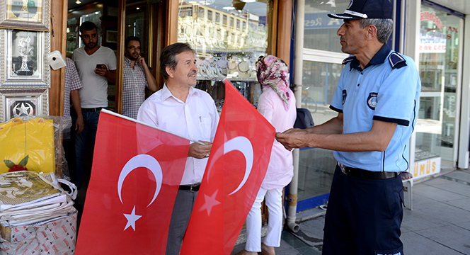 Şehir Bayraklarla Donatılıyor