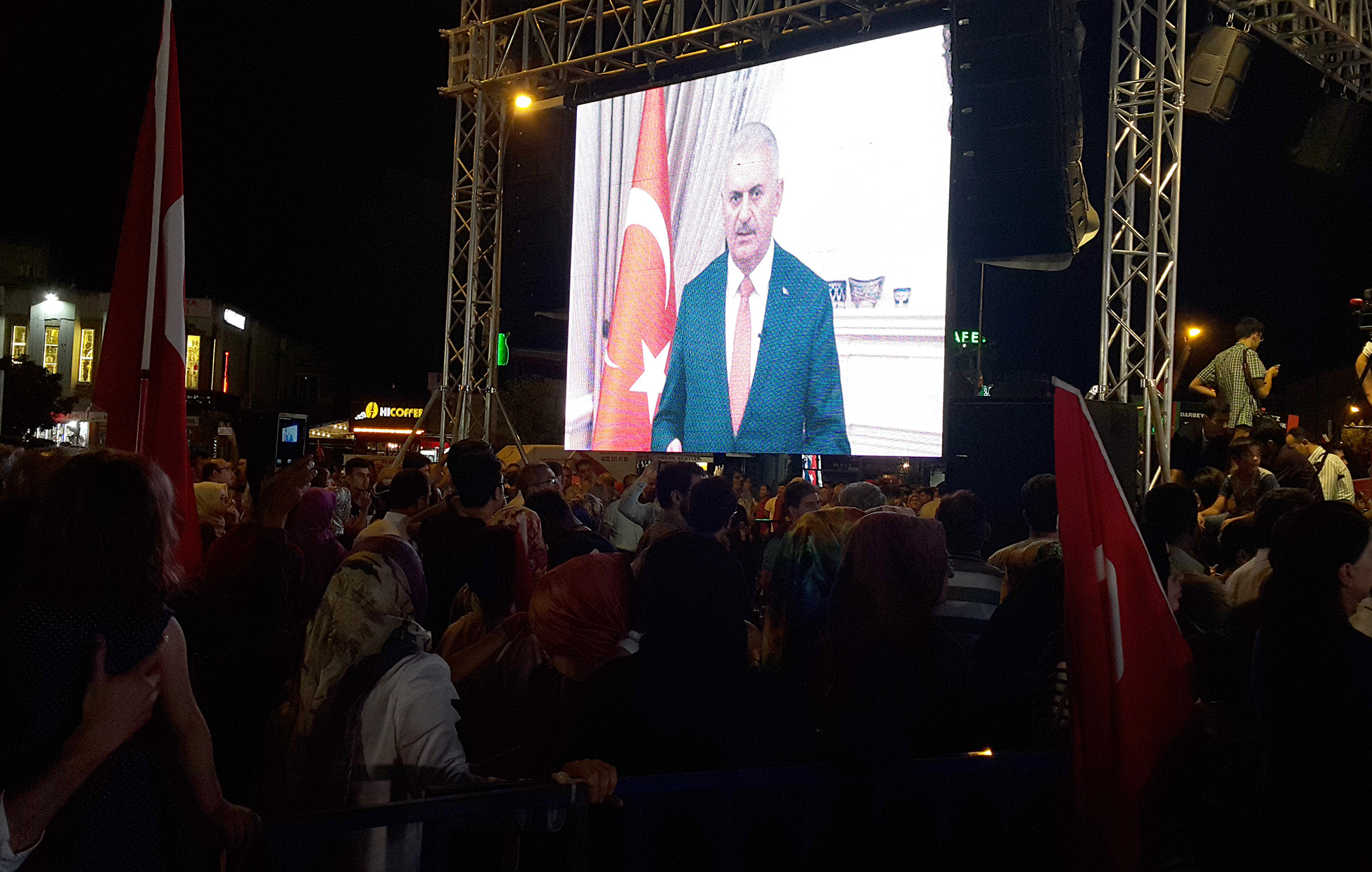 Gündüz İşte Gece Nöbetteyiz