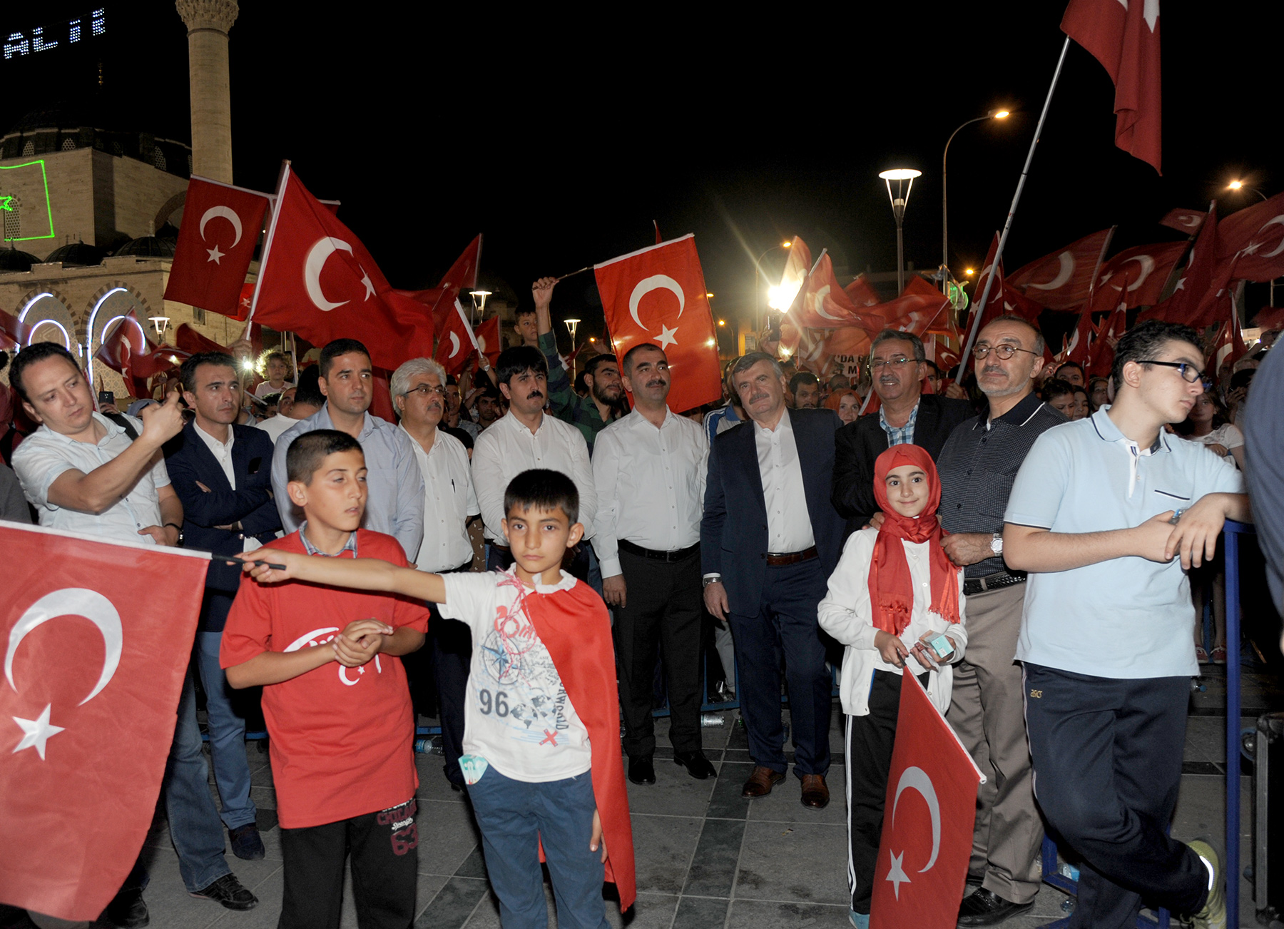 Gündüz İşte Gece Nöbetteyiz