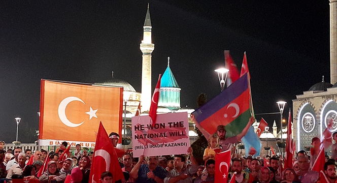 Gündüz İşte Gece Nöbetteyiz