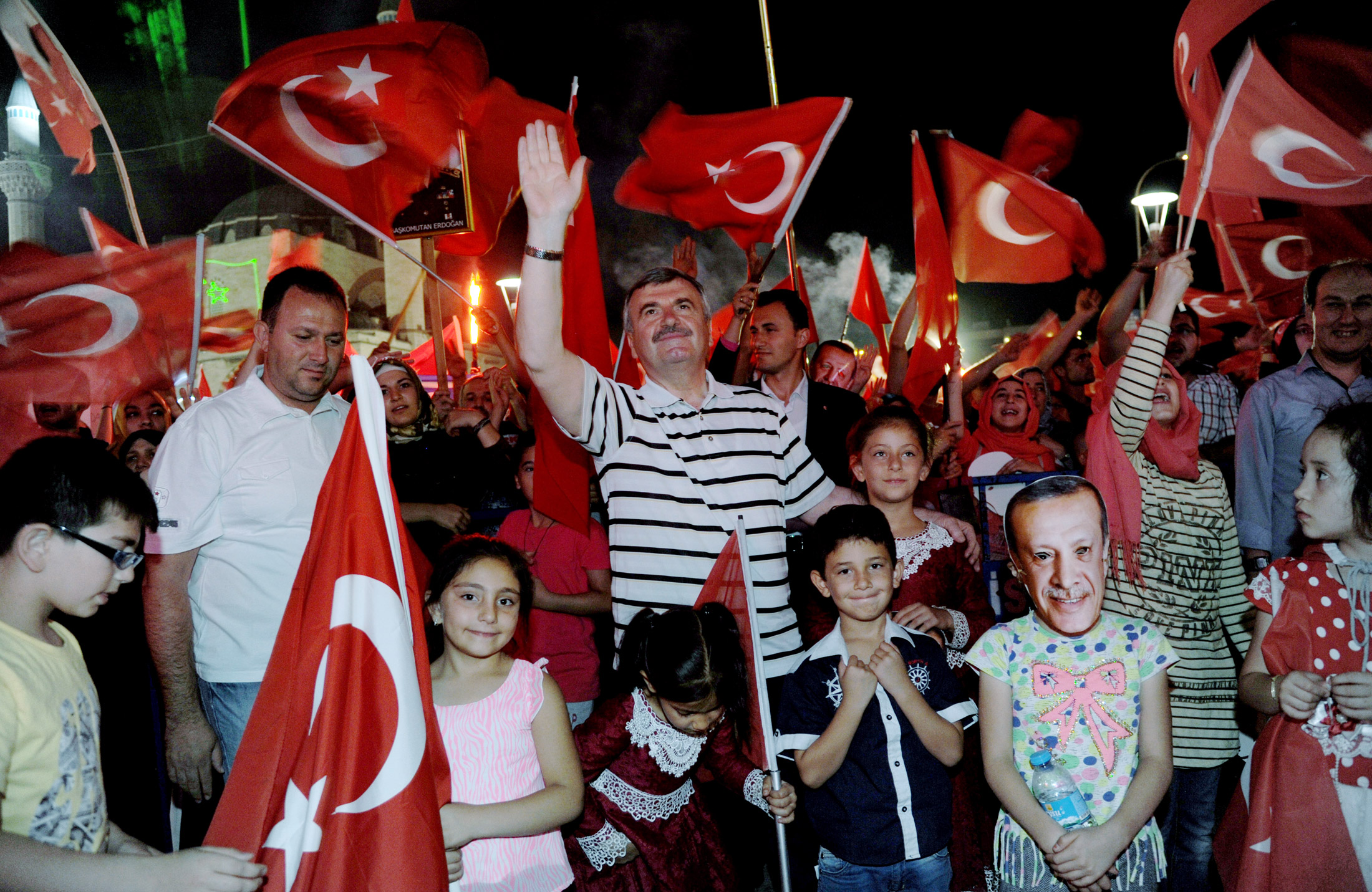 Başkomutanımız Gibi Dik Duracağız