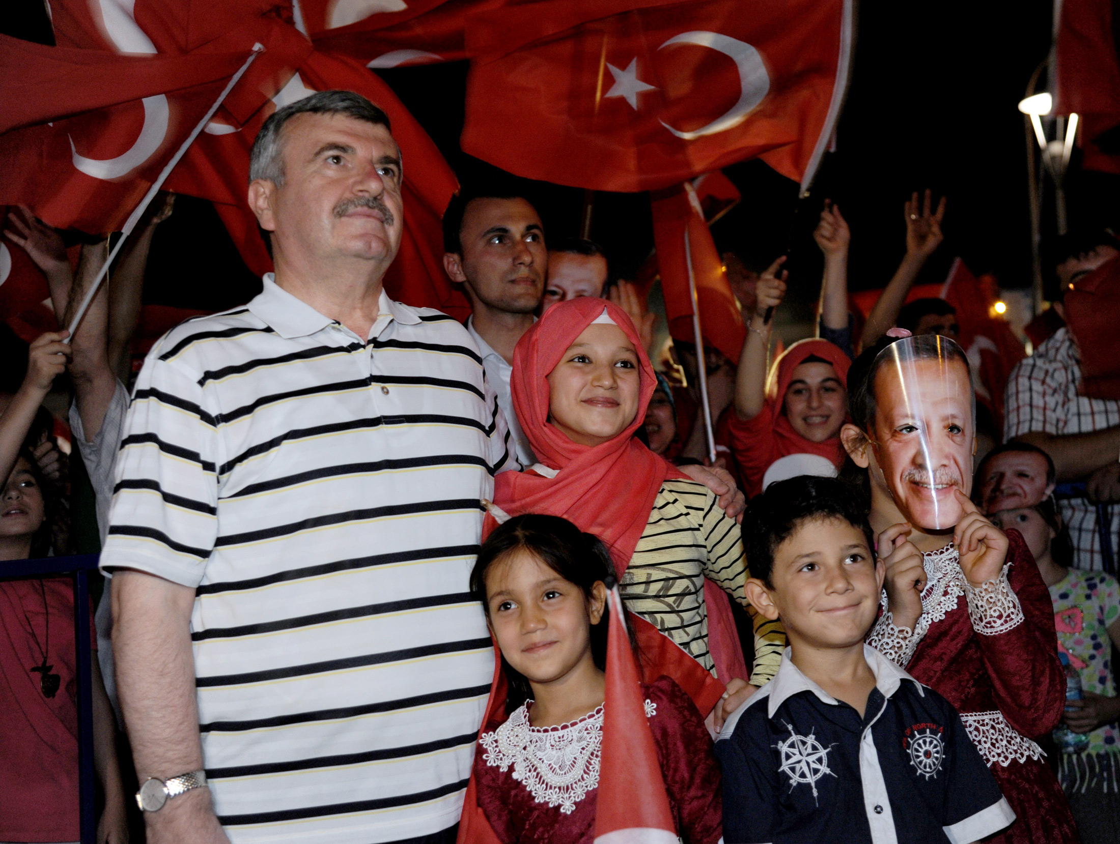 Başkomutanımız Gibi Dik Duracağız