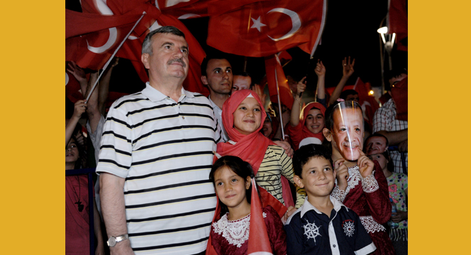 Başkomutanımız Gibi Dik Duracağız