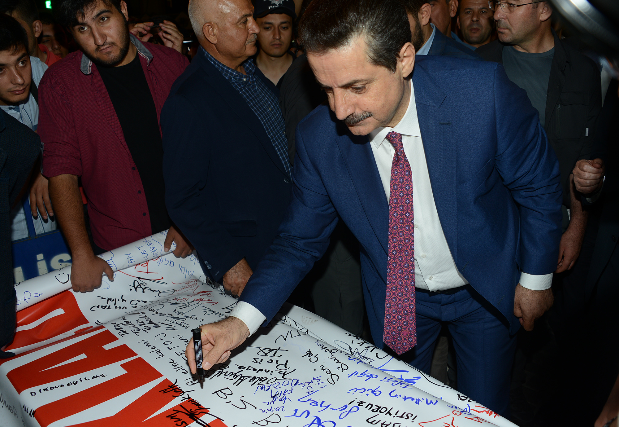 Millet Cengaver Duruşunu Dünyaya Gösterdi