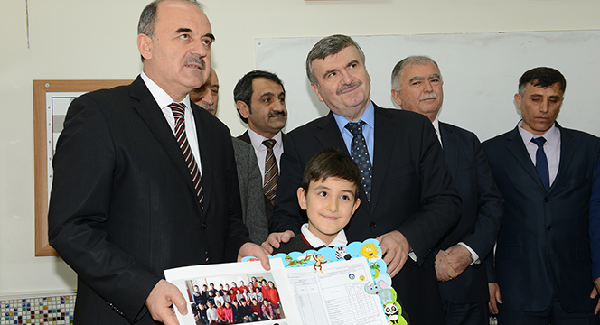 Başkan Akyürek, Karne Heyecanına Ortak Oldu