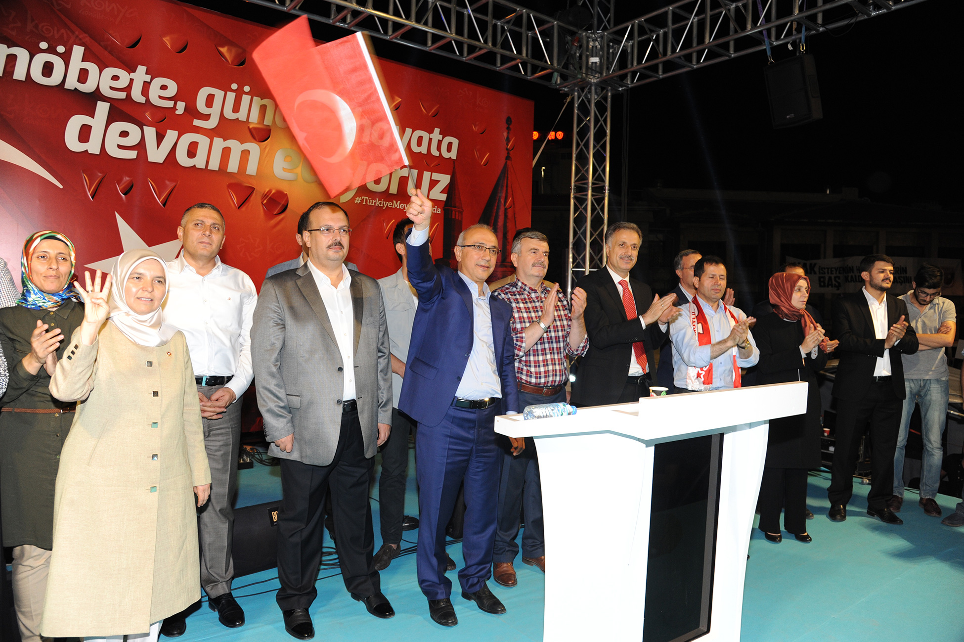 Batıya Demokrasi Dersi Veriyoruz
