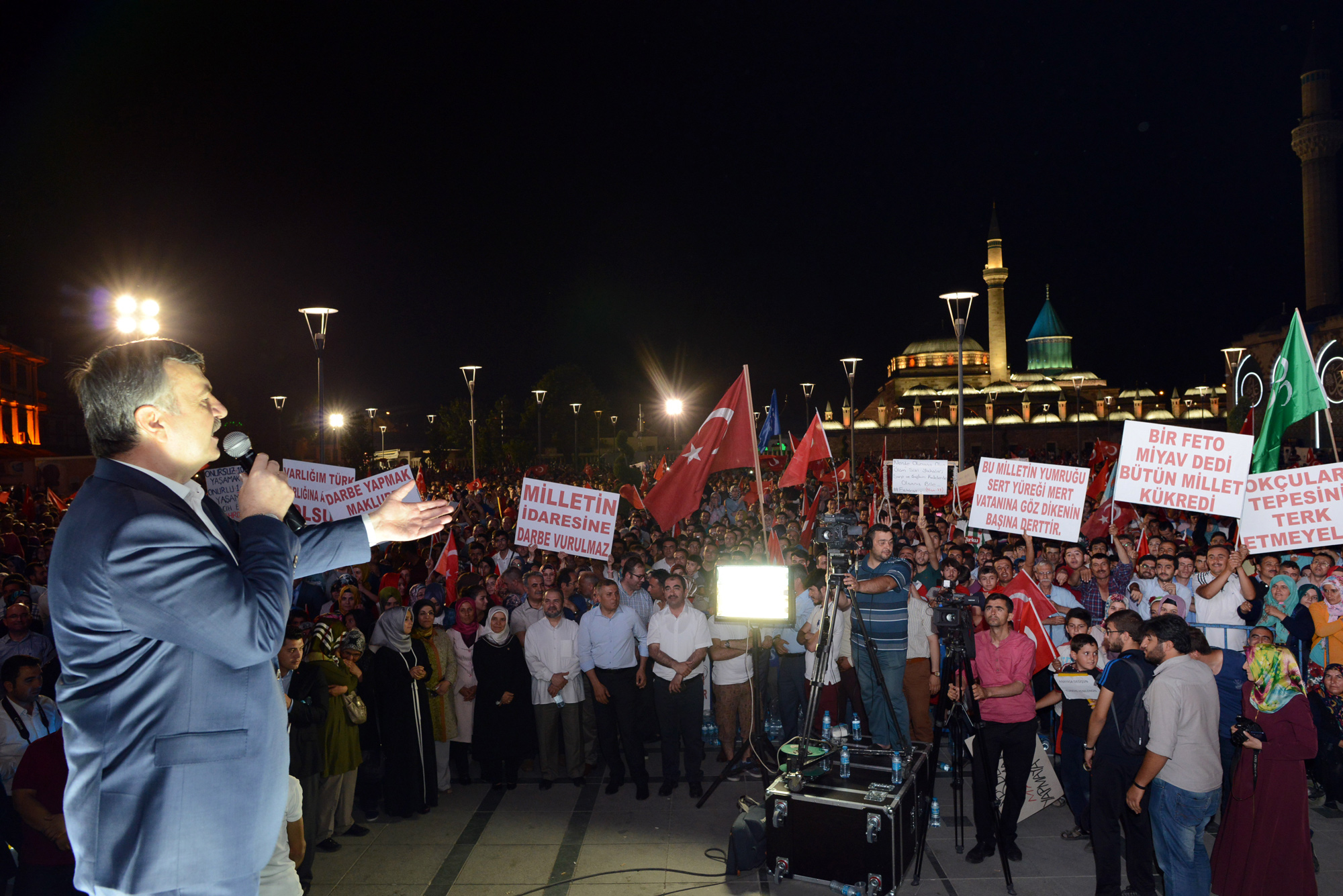 Tüm Dünyaya Demokrasi Dersi Veriyoruz