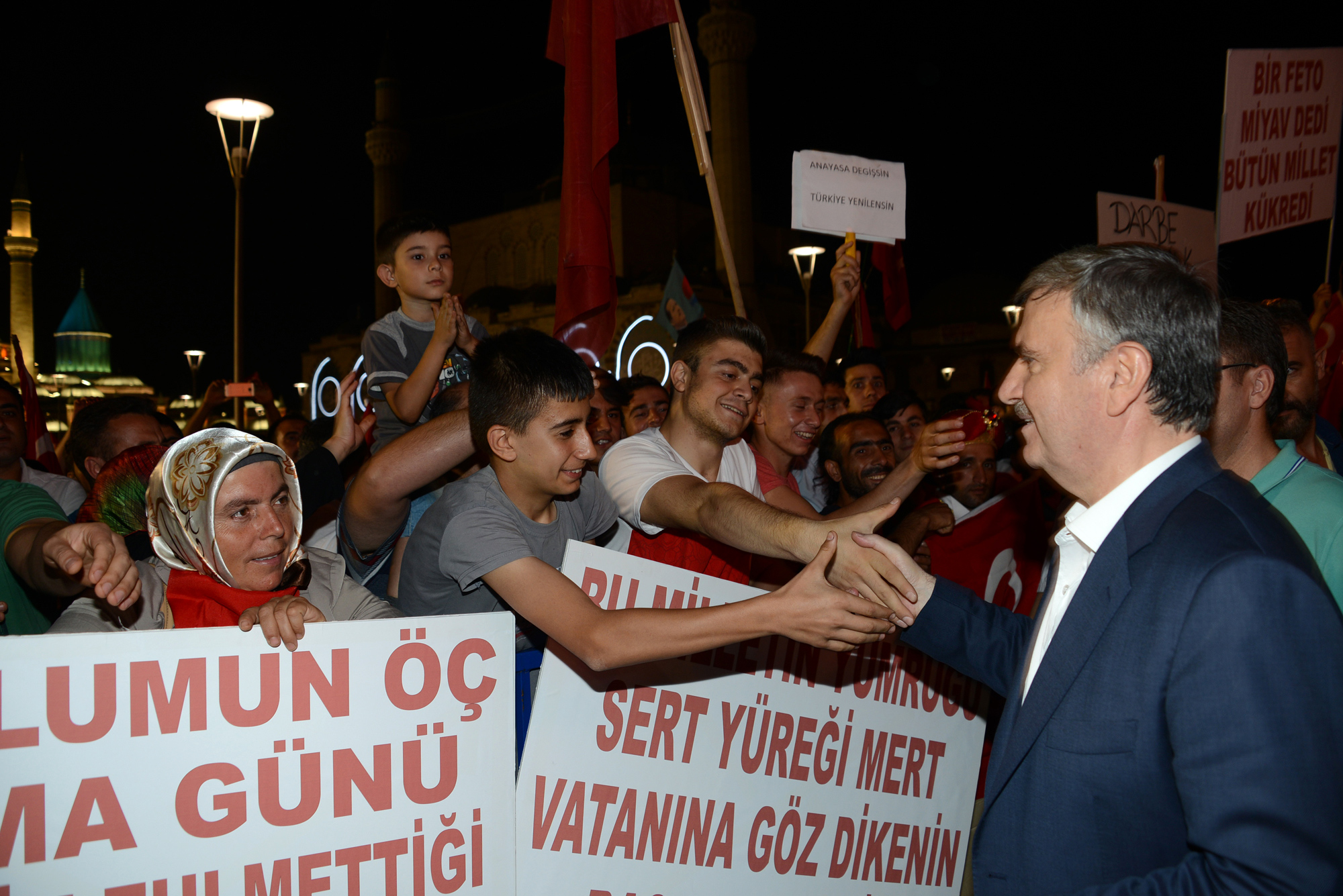 Tüm Dünyaya Demokrasi Dersi Veriyoruz