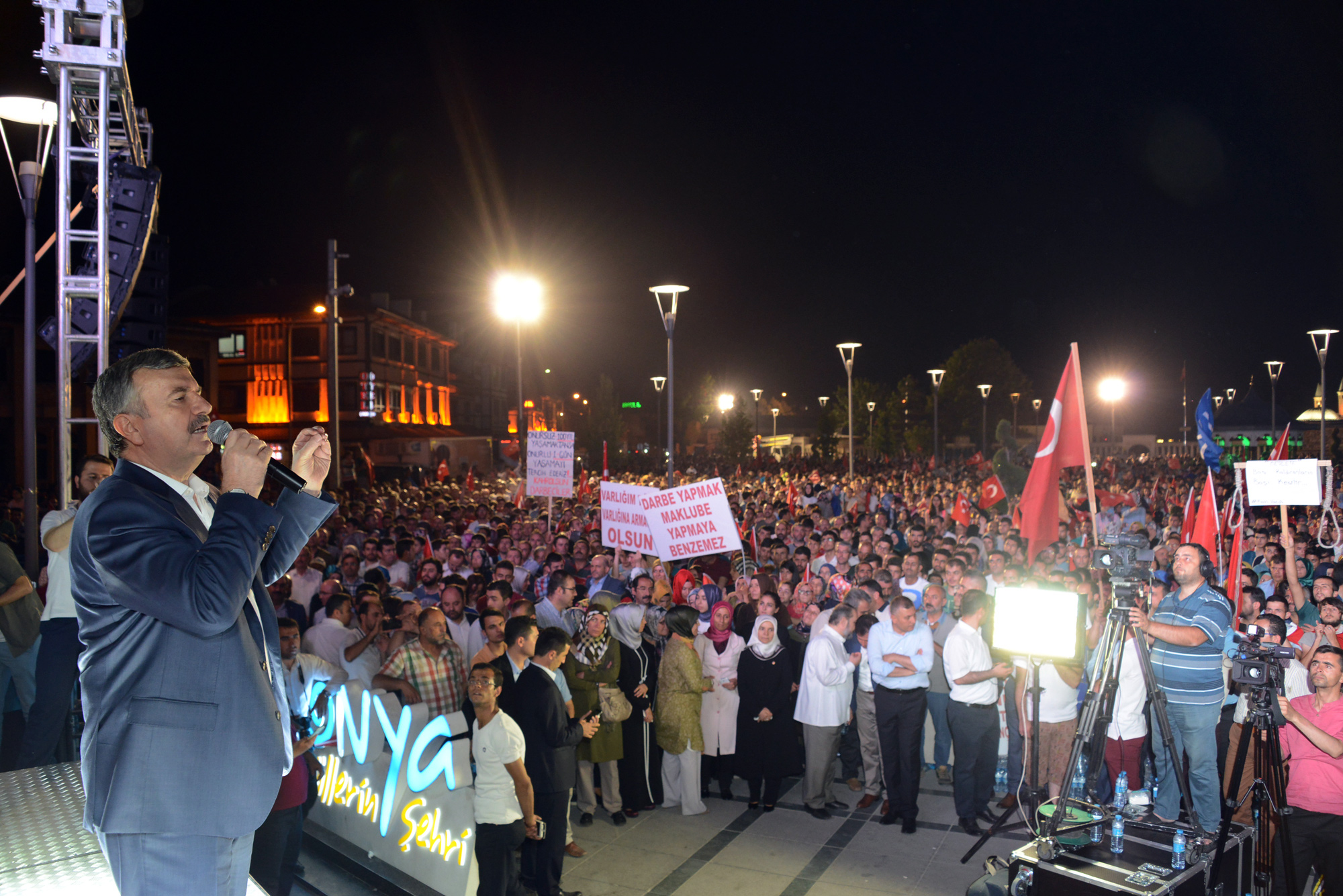 Tüm Dünyaya Demokrasi Dersi Veriyoruz