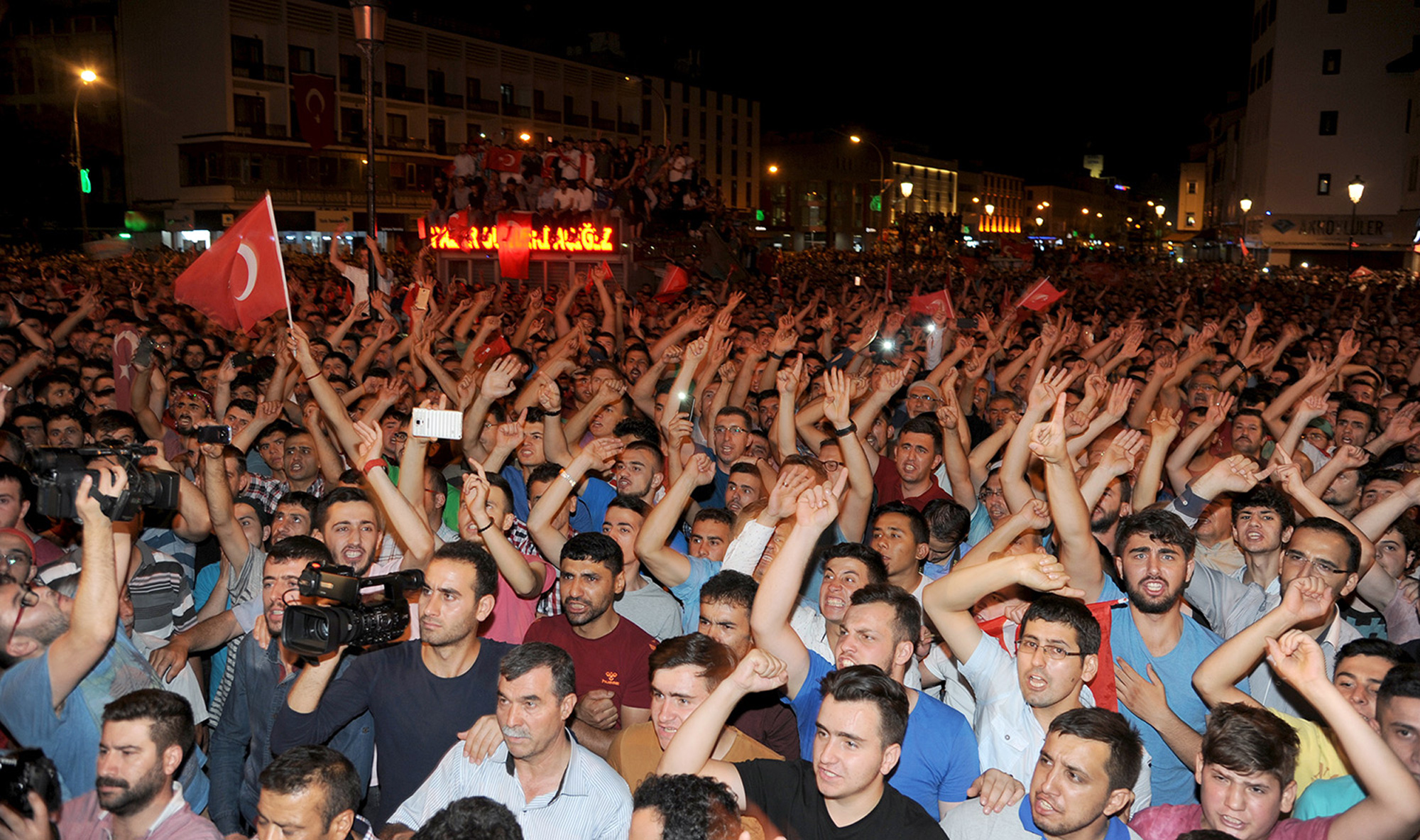 Tüm Dünyaya Demokrasi Dersi Veriyoruz