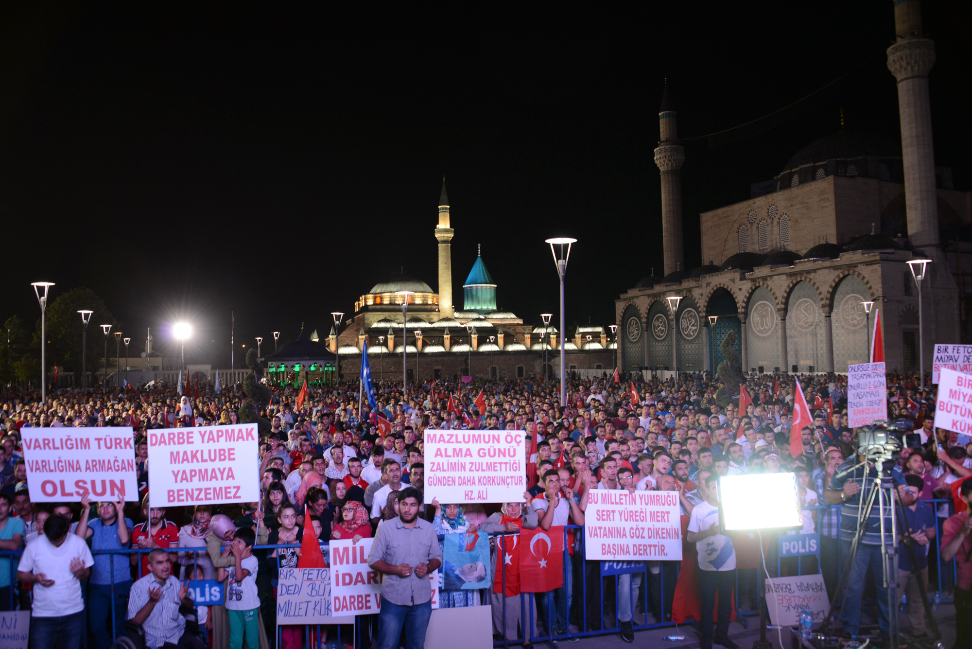 Tüm Dünyaya Demokrasi Dersi Veriyoruz