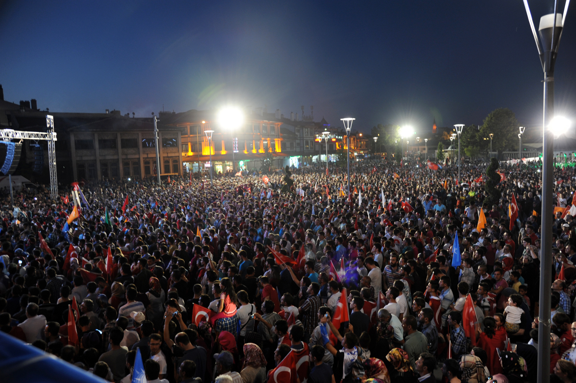 Tüm Dünyaya Demokrasi Dersi Veriyoruz