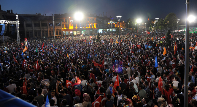 Tüm Dünyaya Demokrasi Dersi Veriyoruz