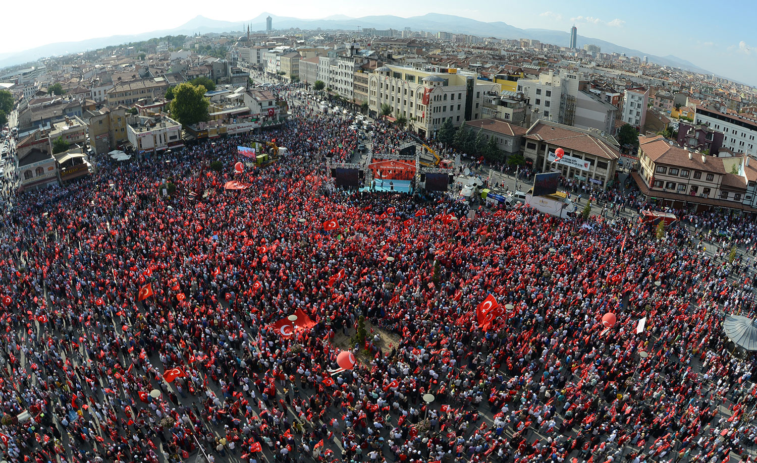Tüm Türkiye Hep Birlikte El Ele Meydanlarda