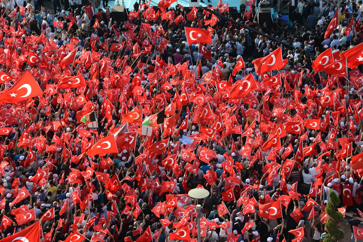 Tüm Türkiye Hep Birlikte El Ele Meydanlarda