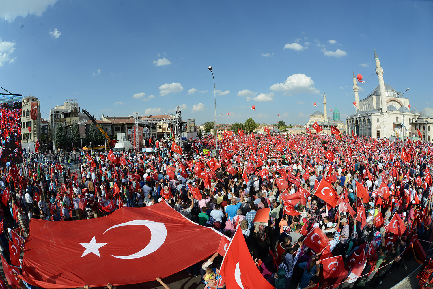 Tüm Türkiye Hep Birlikte El Ele Meydanlarda