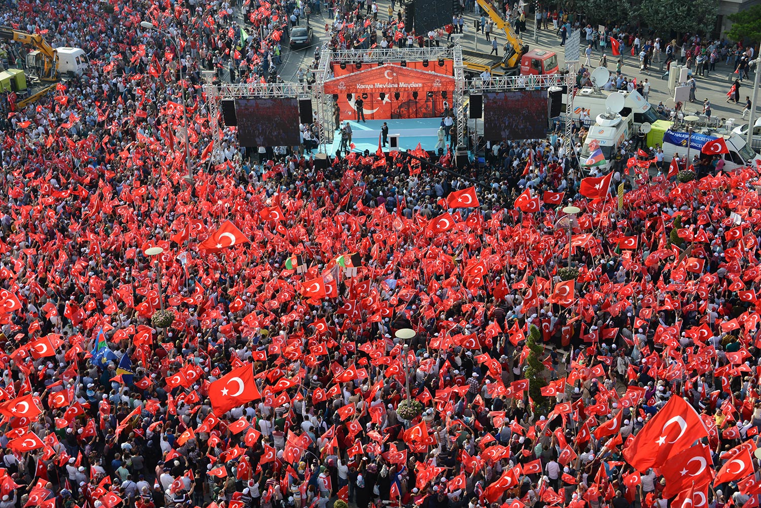 Tüm Türkiye Hep Birlikte El Ele Meydanlarda
