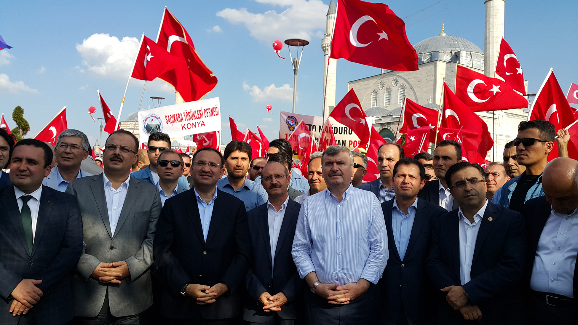 Tüm Türkiye Hep Birlikte El Ele Meydanlarda