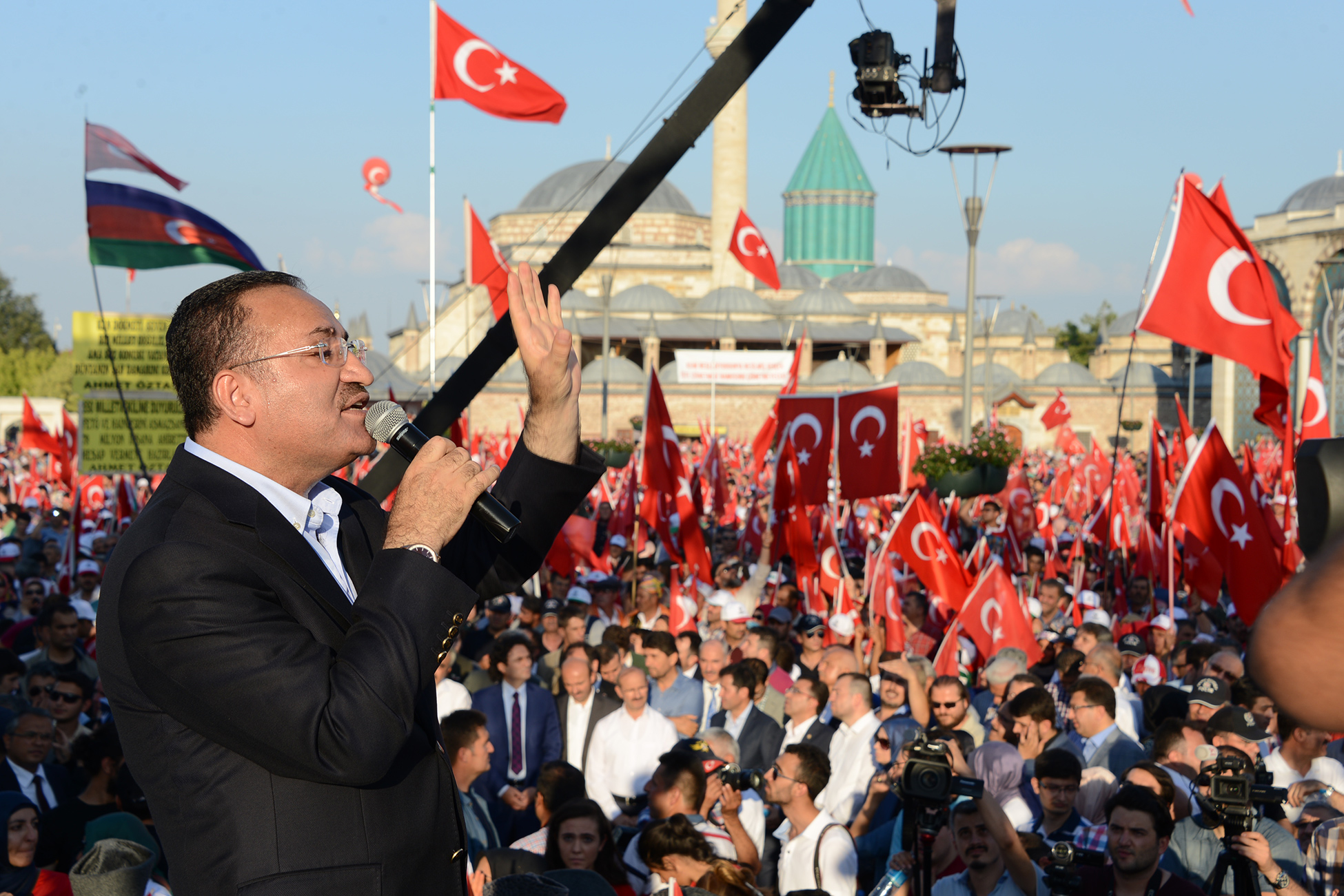 Tüm Türkiye Hep Birlikte El Ele Meydanlarda