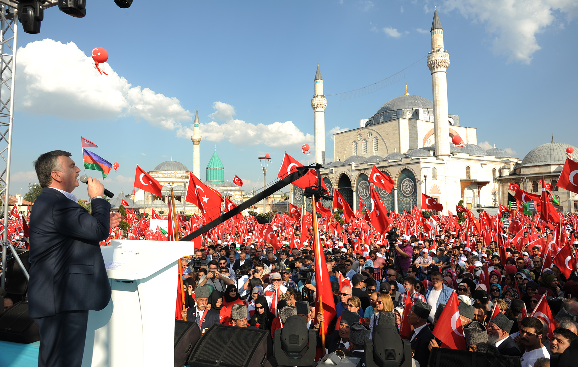 Tüm Türkiye Hep Birlikte El Ele Meydanlarda