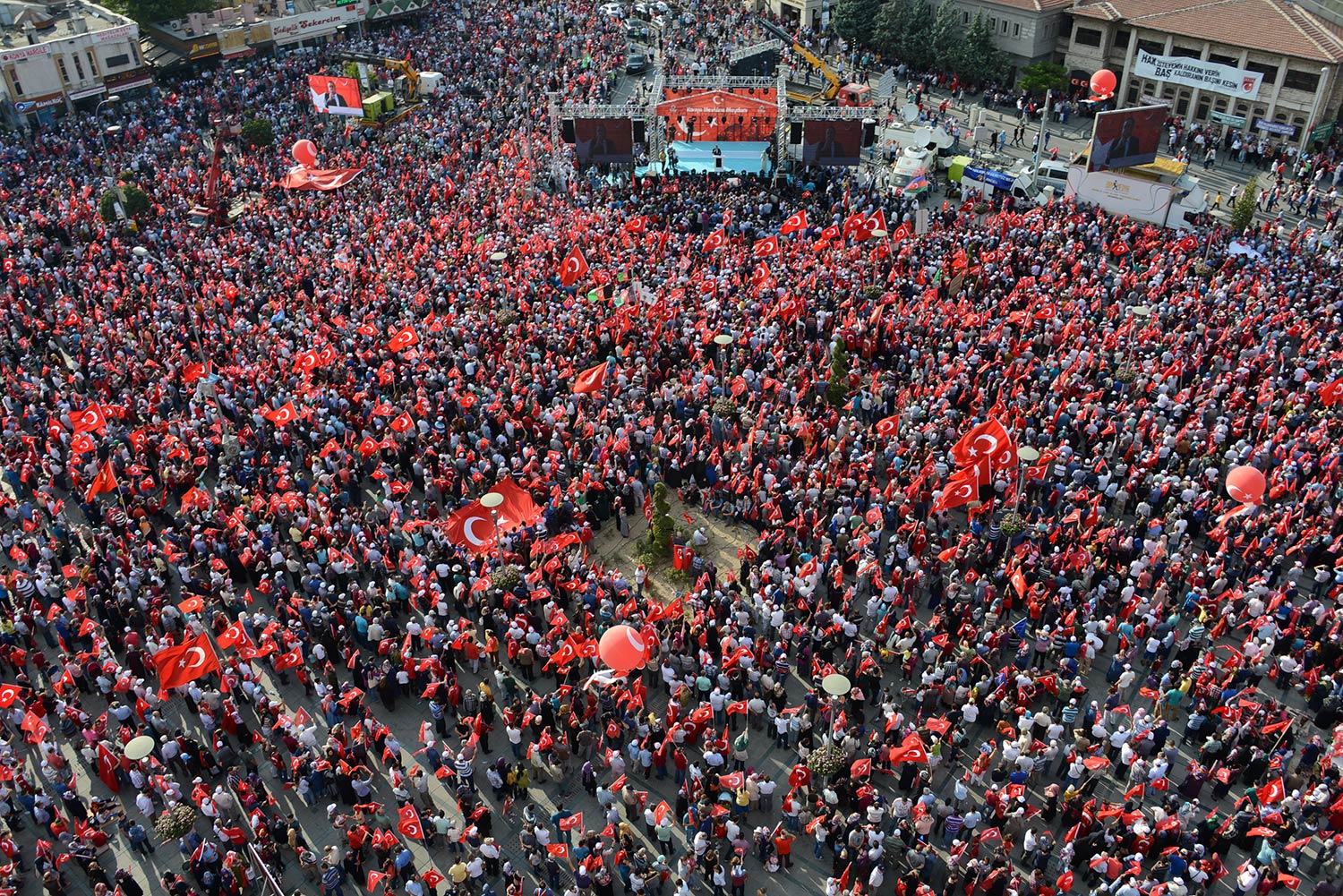 Tüm Türkiye Hep Birlikte El Ele Meydanlarda