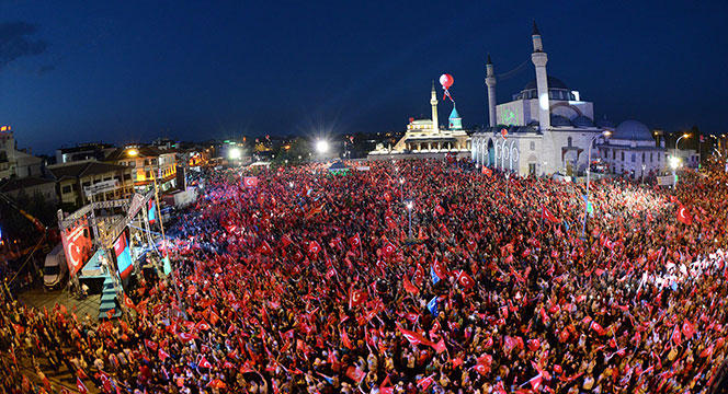Tüm Türkiye Hep Birlikte El Ele Meydanlarda